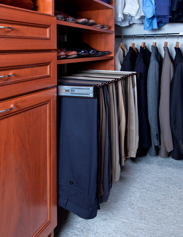 Modelo de armario vestidor unisex tradicional renovado grande con armarios con paneles empotrados, puertas de armario de madera oscura y moqueta