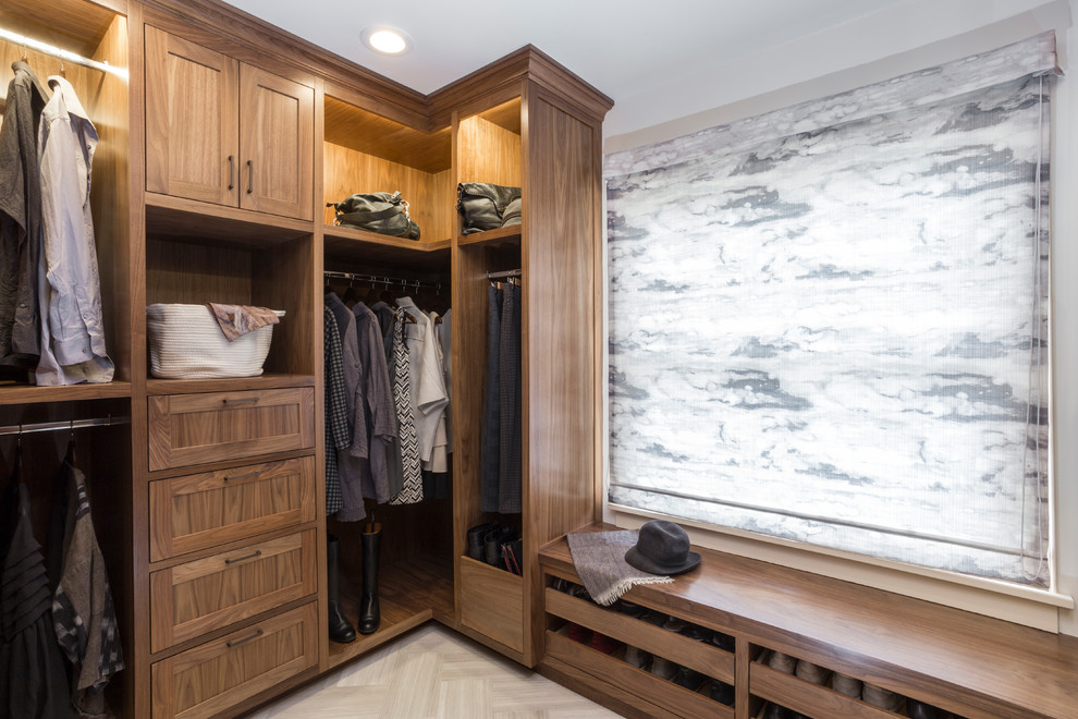 Diseño de vestidor unisex moderno de tamaño medio con armarios con paneles con relieve, puertas de armario de madera oscura, suelo de mármol y suelo multicolor