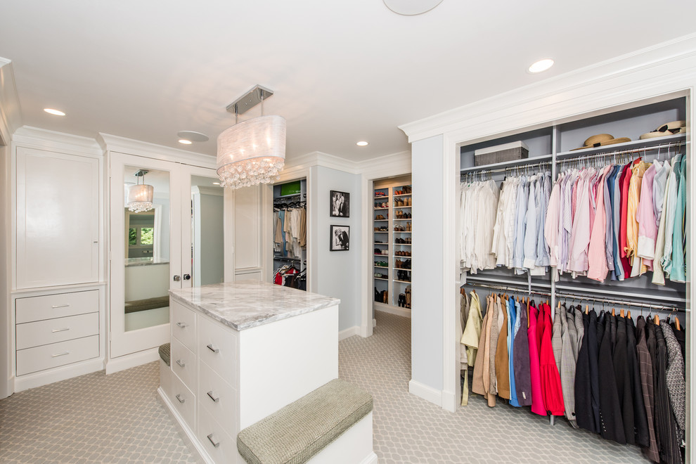 Foto de vestidor unisex clásico renovado grande con armarios con paneles lisos, puertas de armario blancas y moqueta