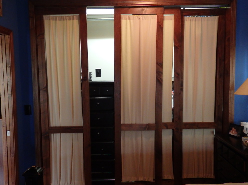 Modelo de armario unisex bohemio de tamaño medio con puertas de armario de madera en tonos medios y suelo de madera oscura