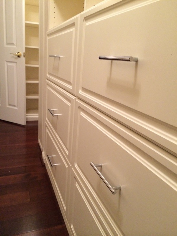 Exempel på ett mellanstort klassiskt walk-in-closet för könsneutrala, med luckor med upphöjd panel, beige skåp och mörkt trägolv