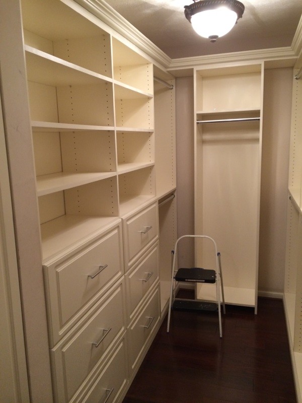 Exempel på ett mellanstort klassiskt walk-in-closet för könsneutrala, med luckor med upphöjd panel, beige skåp och mörkt trägolv