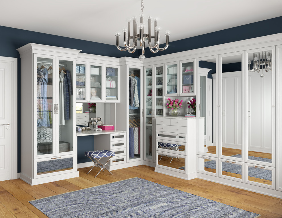 Стильный дизайн: гардеробная комната в классическом стиле с белыми фасадами, паркетным полом среднего тона и коричневым полом для женщин - последний тренд