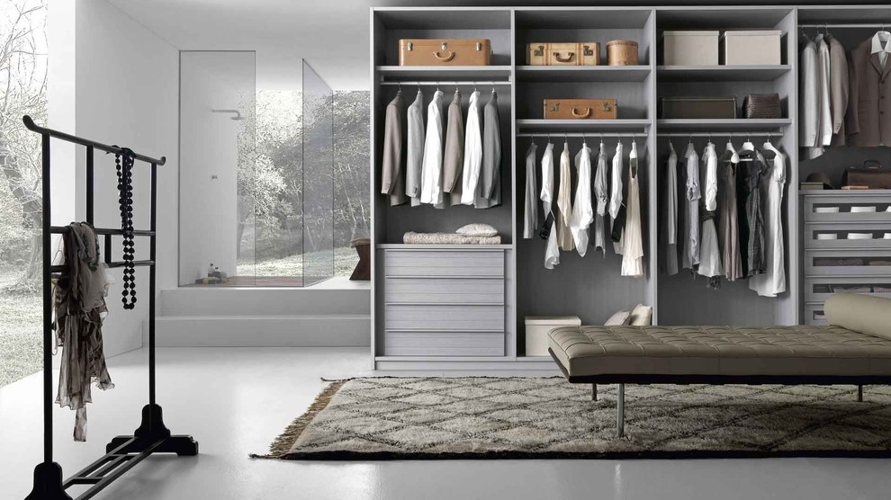 Exempel på en stor modern garderob, med betonggolv och vitt golv