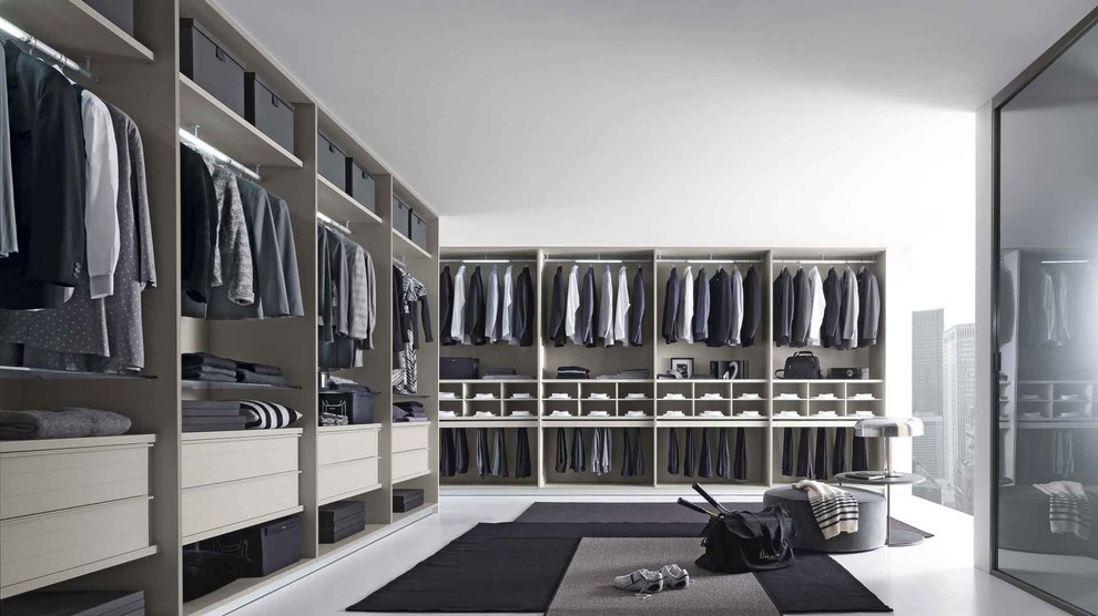 Inspiration för mycket stora moderna garderober, med vitt golv