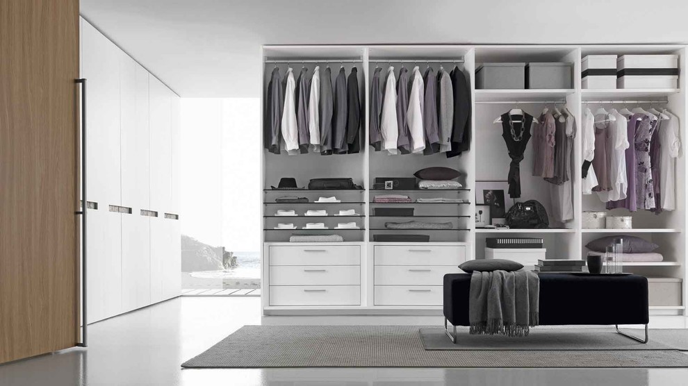 Imagen de armario y vestidor moderno grande con suelo de cemento y suelo blanco