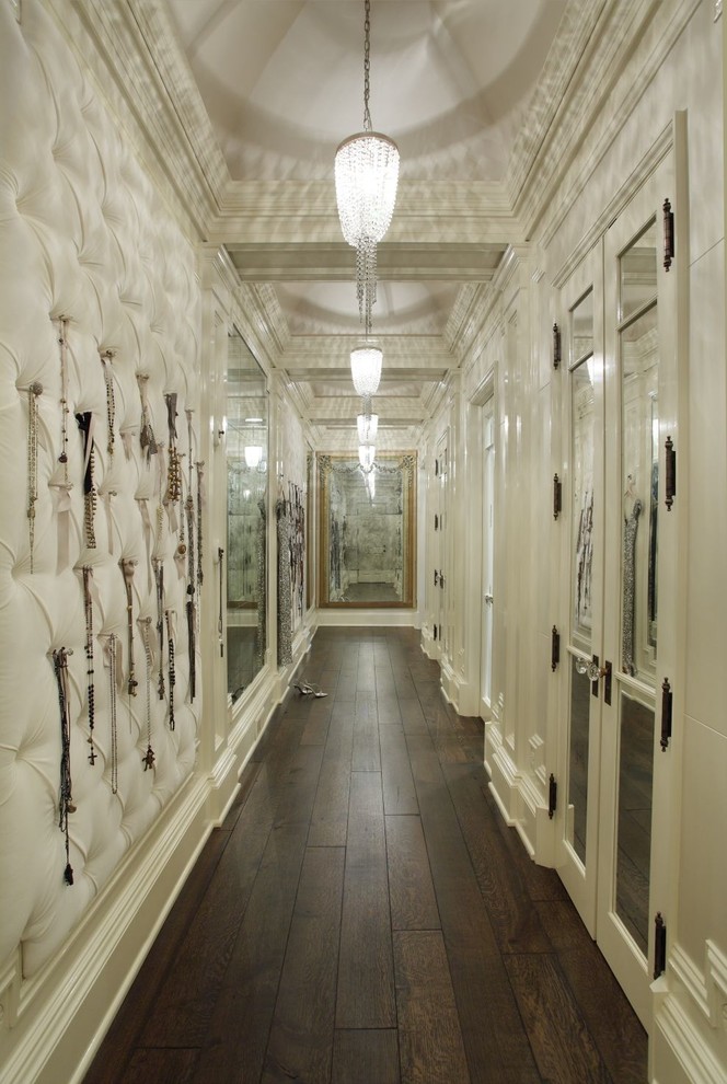 Cette image montre un dressing traditionnel avec des portes de placard blanches.