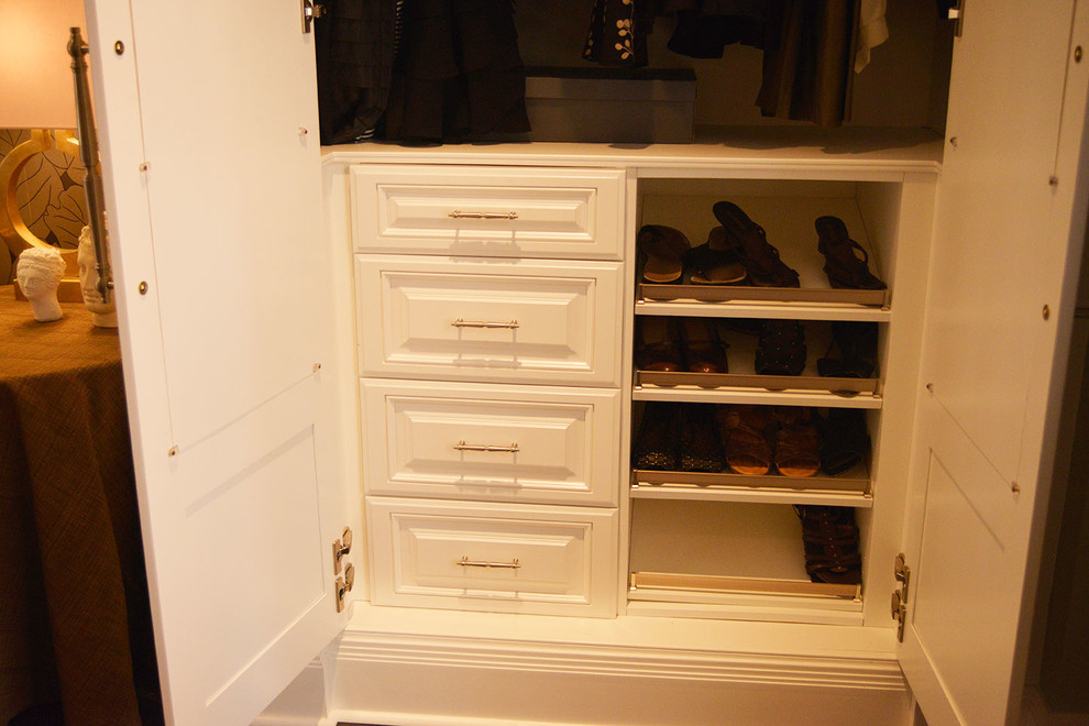 Foto de armario y vestidor clásico con suelo de madera oscura