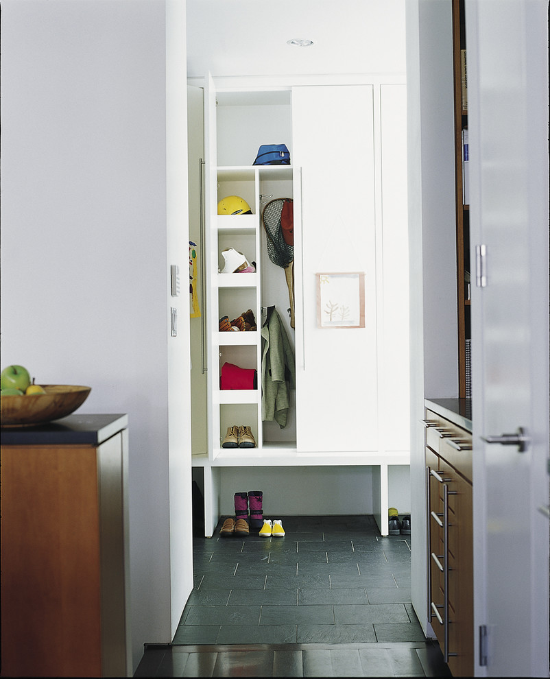 Idées déco pour un placard dressing contemporain avec un placard à porte plane et des portes de placard blanches.