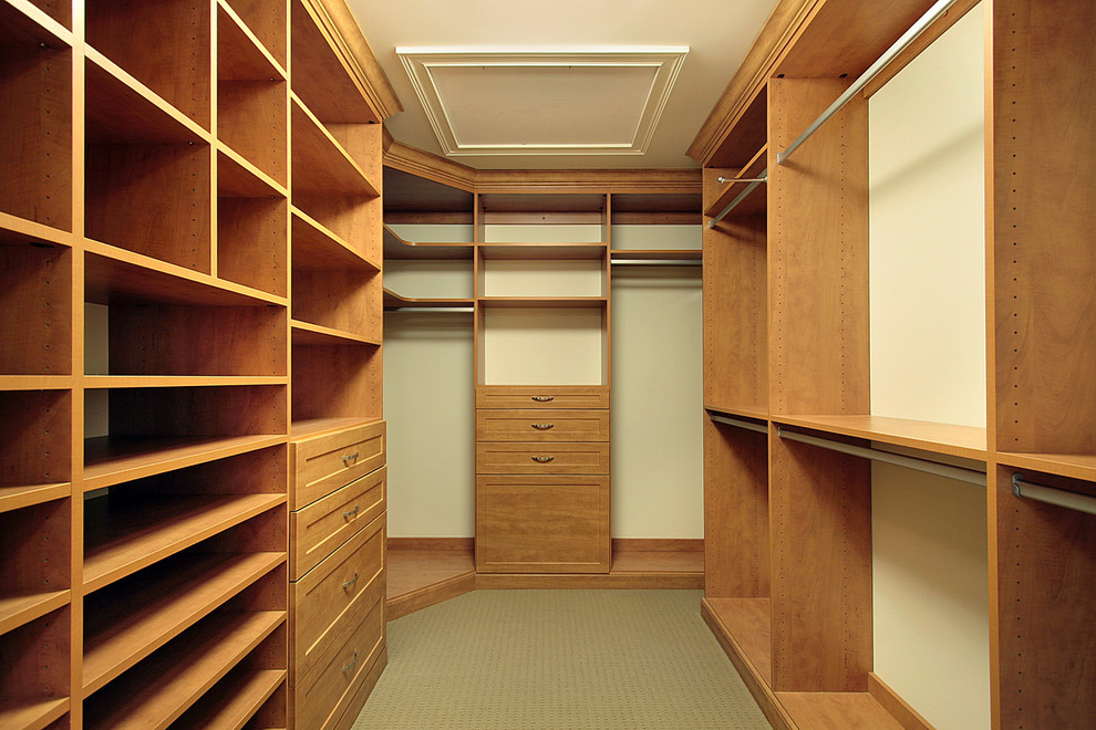 Idee per una cabina armadio moderna di medie dimensioni con ante con riquadro incassato, ante in legno scuro e pavimento grigio