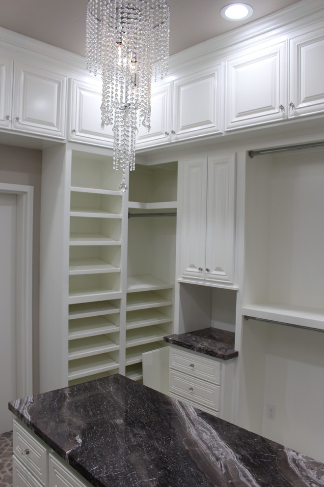 Exempel på ett mellanstort shabby chic-inspirerat walk-in-closet, med luckor med upphöjd panel, vita skåp och heltäckningsmatta