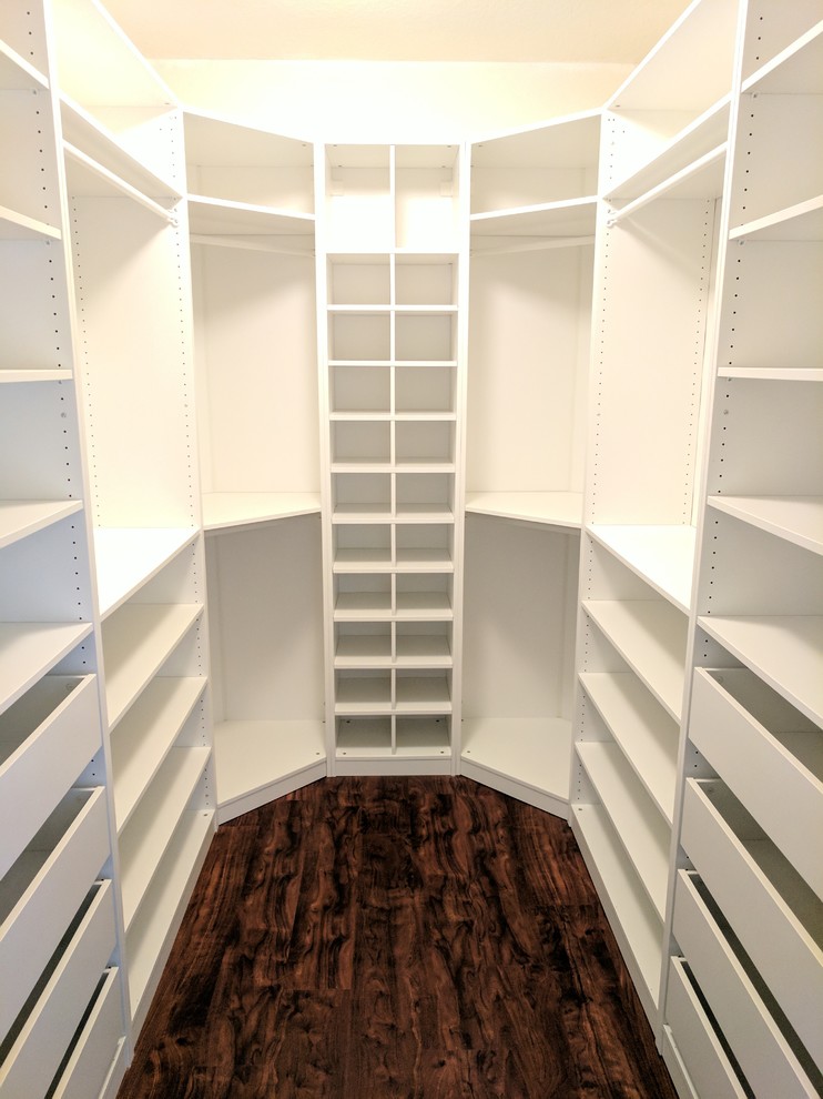 Foto de armario vestidor tradicional renovado de tamaño medio con armarios abiertos, puertas de armario blancas, suelo de madera oscura y suelo marrón