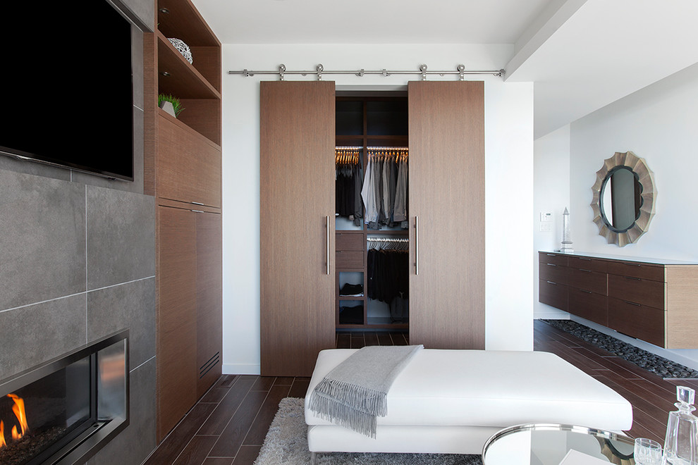 Neutrales, EIngebautes Modernes Ankleidezimmer mit flächenbündigen Schrankfronten, hellbraunen Holzschränken, Porzellan-Bodenfliesen und braunem Boden in Vancouver