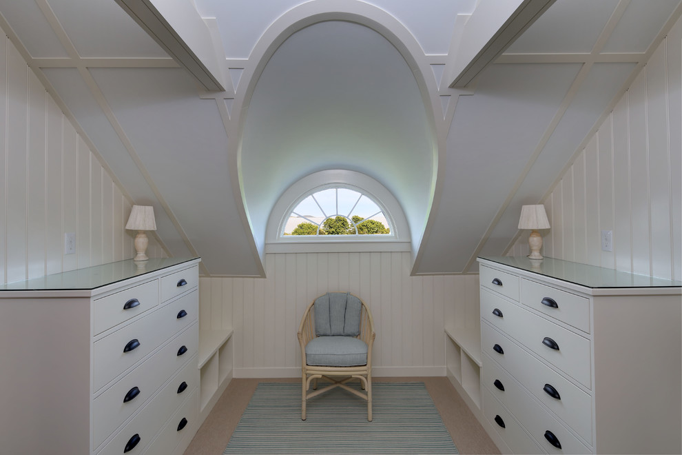 Kleines, Neutrales Klassisches Ankleidezimmer mit Ankleidebereich, flächenbündigen Schrankfronten, weißen Schränken und Teppichboden in Portland Maine