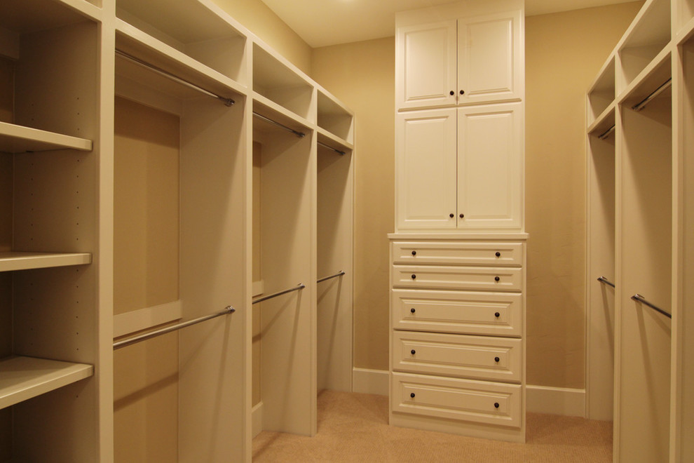 На фото: гардеробная комната среднего размера в классическом стиле с фасадами с выступающей филенкой, белыми фасадами и ковровым покрытием для мужчин