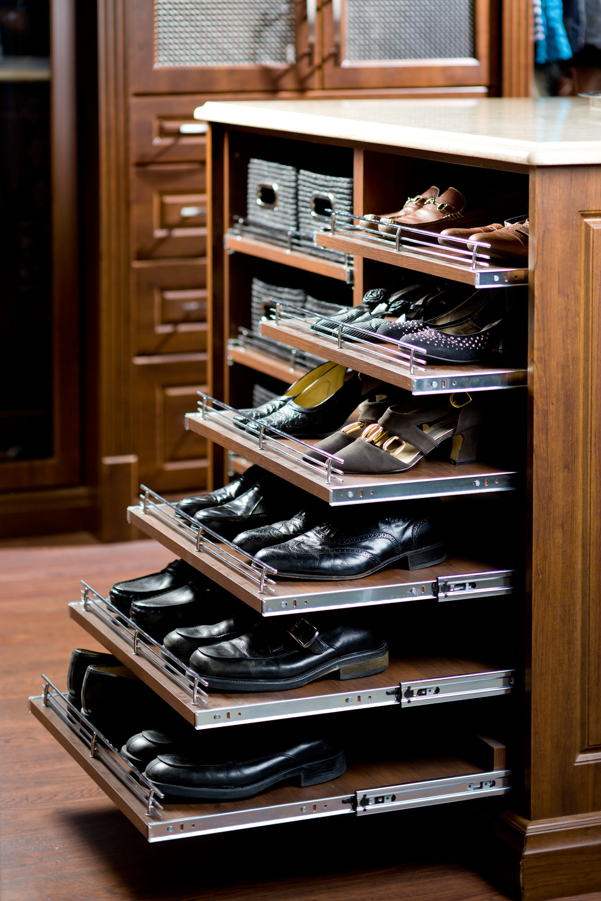 Шкаф для обуви с вешалкой, зеркалом и распашными дверцами