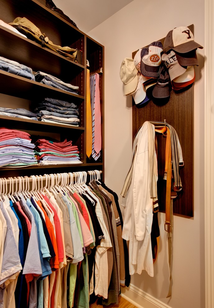 Exempel på ett mellanstort klassiskt walk-in-closet för män, med öppna hyllor, bruna skåp, ljust trägolv och beiget golv