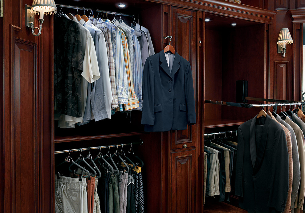 Imagen de armario y vestidor clásico con puertas de armario de madera en tonos medios