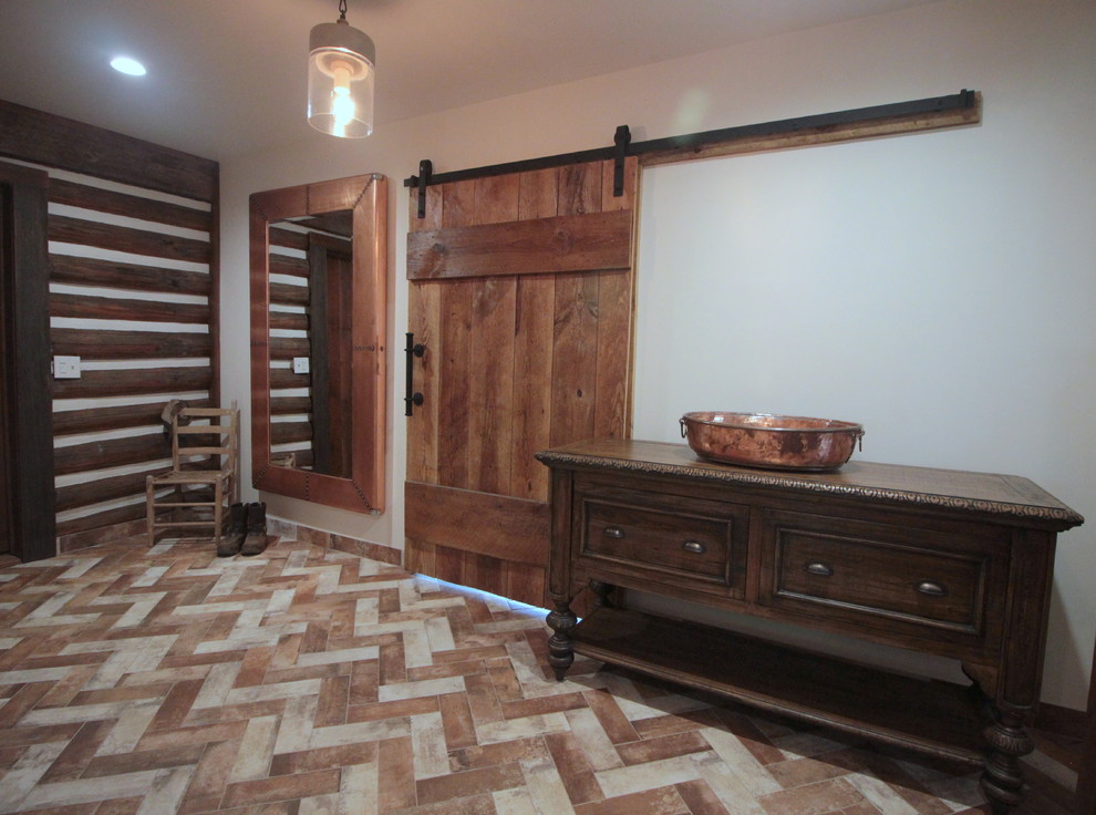 Idéer för att renovera ett mellanstort lantligt omklädningsrum för könsneutrala, med luckor med upphöjd panel, skåp i slitet trä, tegelgolv och flerfärgat golv