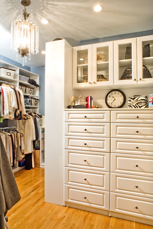 Inspiration for a contemporary closet remodel in Tampa