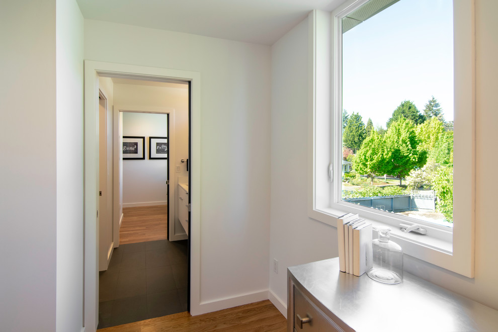 Mittelgroßer, Neutraler Moderner Begehbarer Kleiderschrank mit braunem Holzboden und braunem Boden in Seattle
