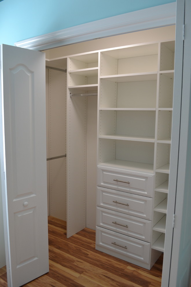 Идея дизайна: шкаф в нише в современном стиле с белыми фасадами и светлым паркетным полом