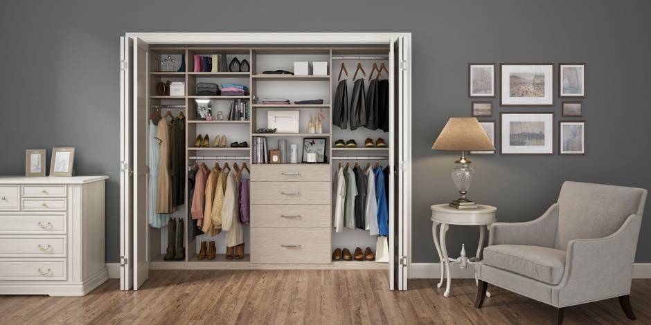 Diseño de armario unisex con puertas de armario grises y suelo de madera en tonos medios