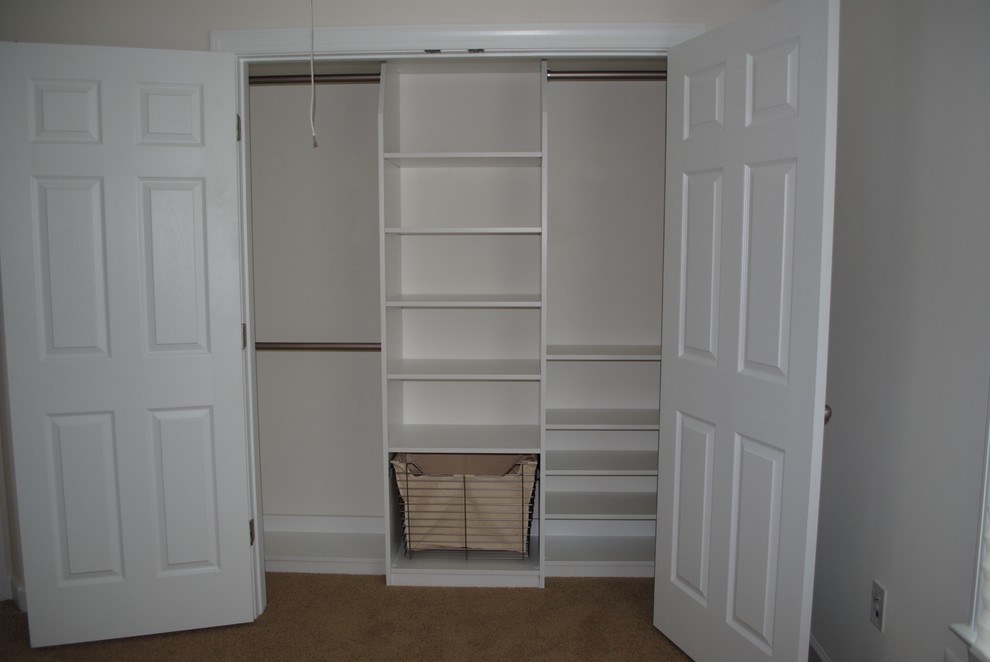 Exemple d'un petit placard dressing chic neutre avec un placard sans porte, des portes de placard blanches et moquette.