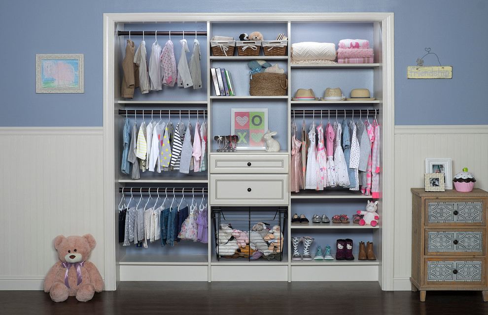 Ejemplo de armario unisex clásico con armarios abiertos, puertas de armario blancas y suelo de madera oscura