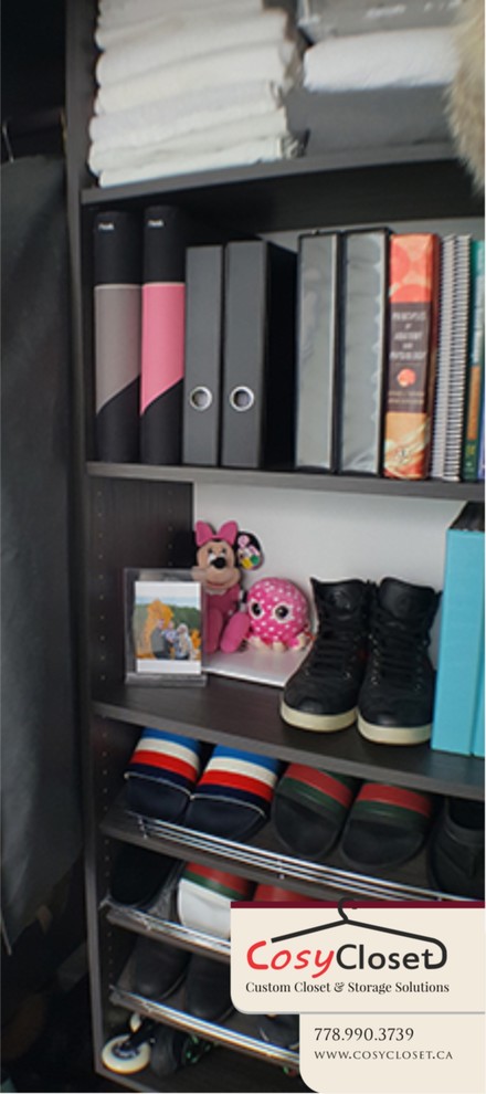 Foto di un piccolo armadio o armadio a muro unisex minimalista con ante lisce e ante marroni