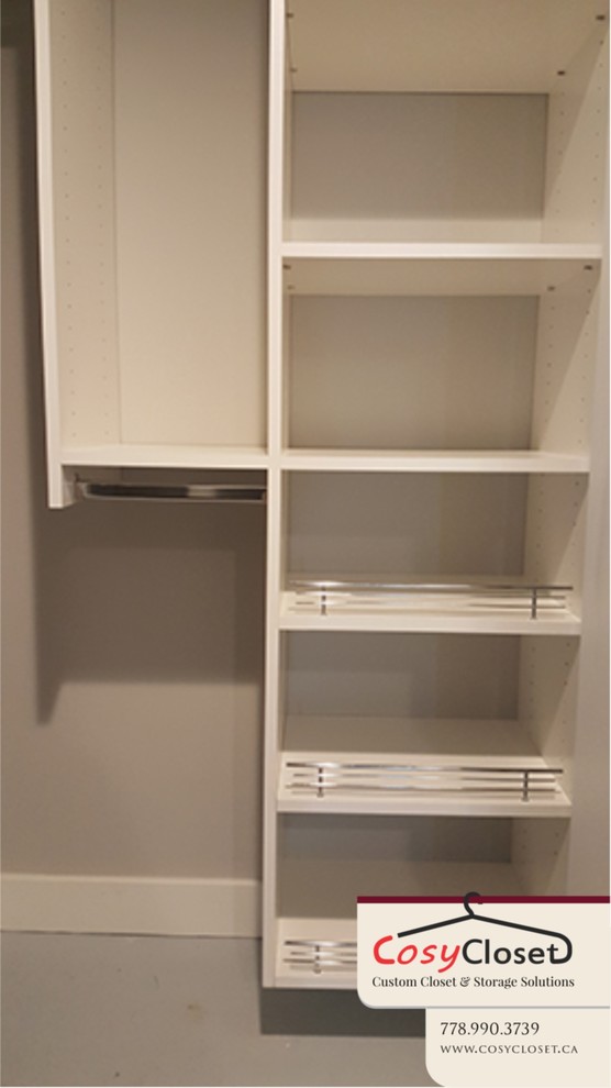 Foto de armario unisex moderno pequeño con armarios con paneles lisos y puertas de armario blancas