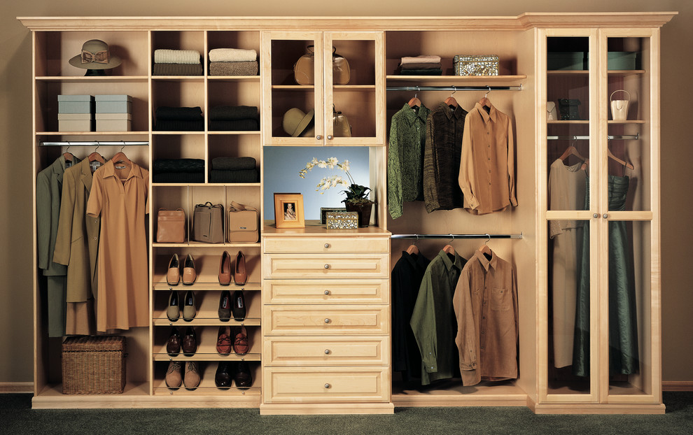 Foto de armario unisex actual de tamaño medio con armarios con paneles con relieve, puertas de armario de madera clara y moqueta
