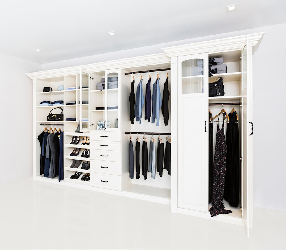 Ejemplo de armario unisex actual de tamaño medio con armarios con paneles con relieve, puertas de armario blancas y suelo de baldosas de cerámica