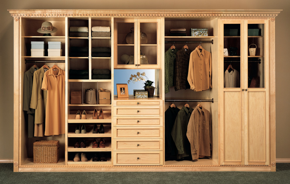 Cette image montre un placard dressing design en bois clair de taille moyenne et neutre avec un placard avec porte à panneau encastré et moquette.