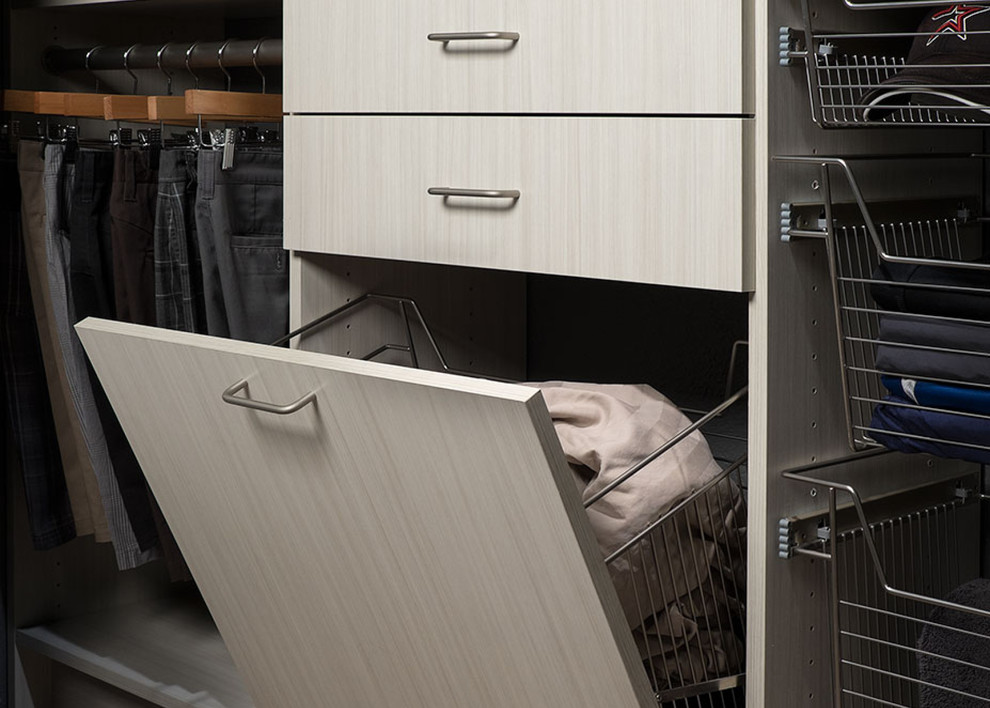Modelo de armario de hombre contemporáneo pequeño con armarios con paneles lisos, puertas de armario grises y moqueta