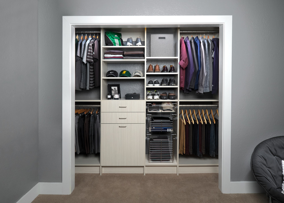 Imagen de armario de hombre contemporáneo de tamaño medio con armarios con paneles lisos, puertas de armario de madera clara y moqueta