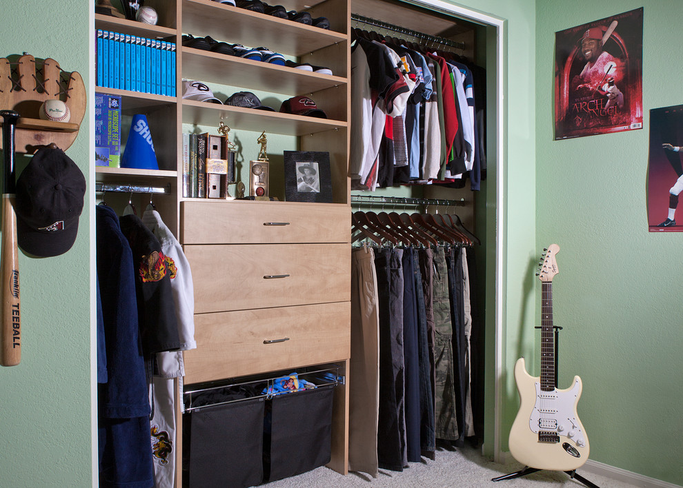 Foto de armario de hombre actual de tamaño medio con armarios con paneles lisos, puertas de armario de madera clara y moqueta