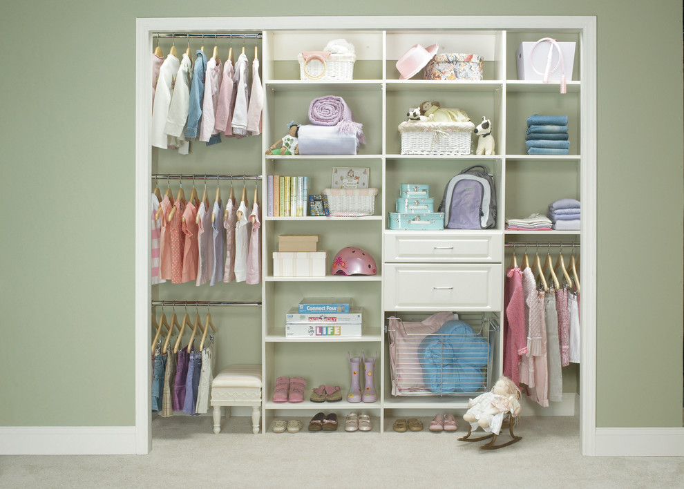Imagen de armario de mujer actual pequeño con armarios con paneles con relieve, puertas de armario blancas y moqueta