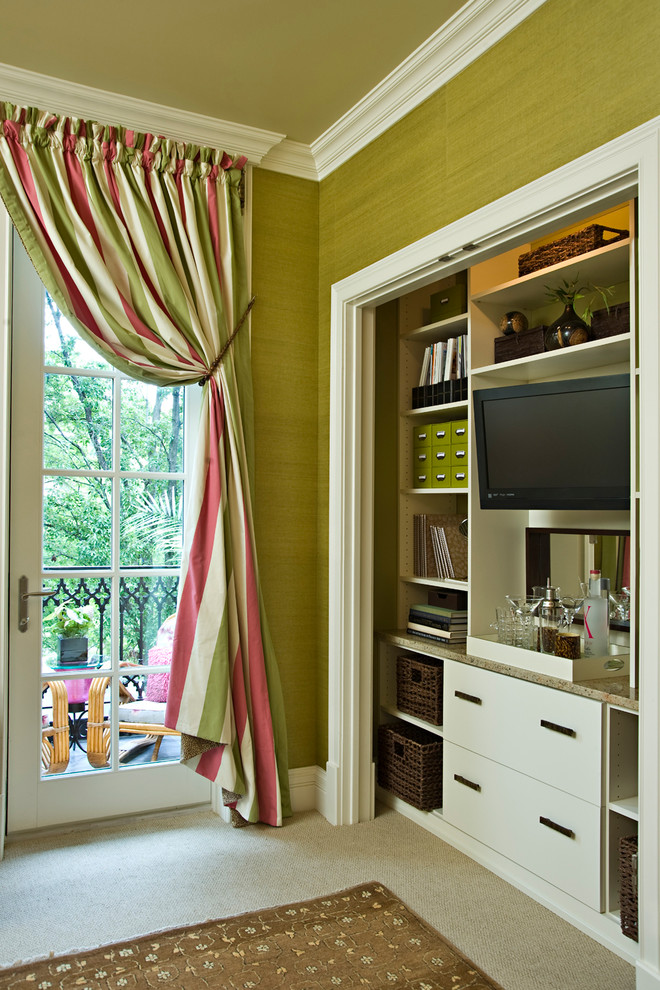 Diseño de armario y vestidor clásico renovado con armarios con paneles lisos y puertas de armario blancas