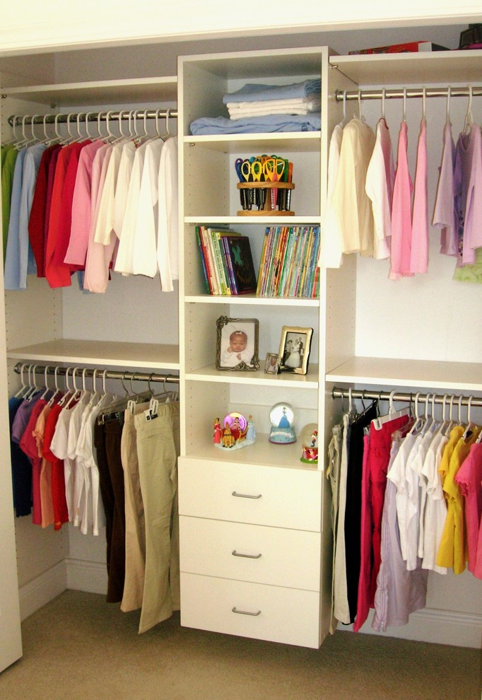 Imagen de armario clásico de tamaño medio con armarios abiertos y puertas de armario blancas