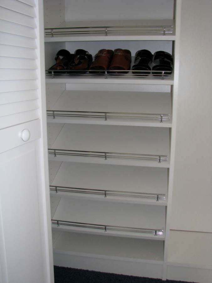 Foto de armario unisex tradicional renovado de tamaño medio con puertas de armario blancas y suelo de madera clara