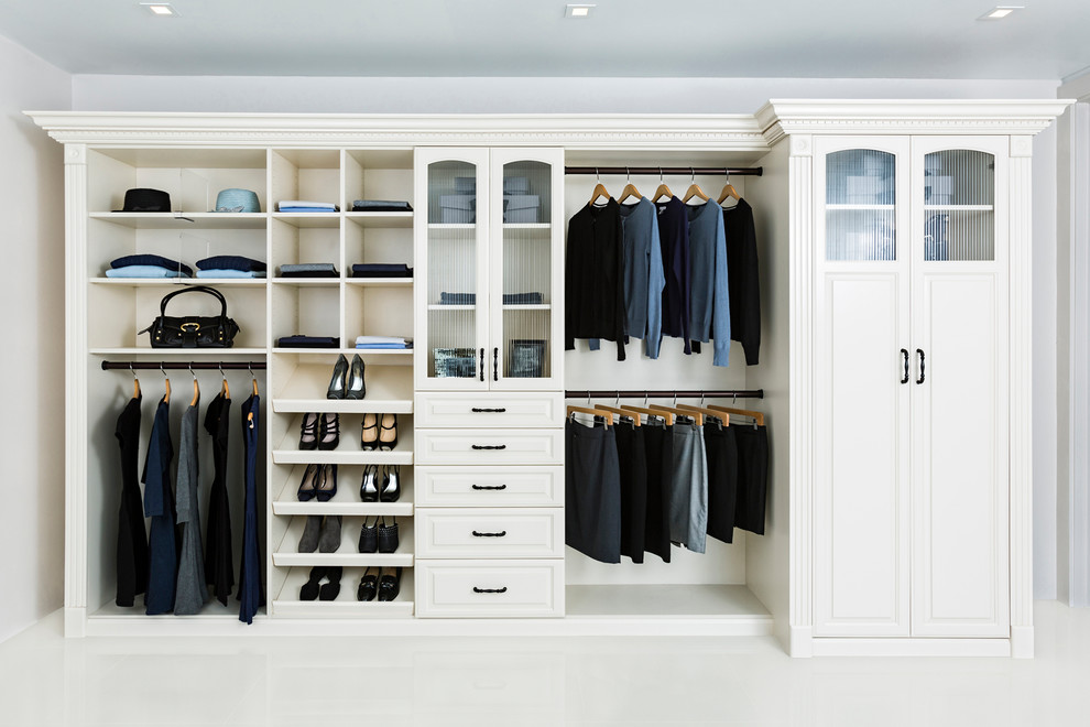 Modelo de armario unisex de tamaño medio con armarios con paneles con relieve, puertas de armario blancas, moqueta y suelo blanco