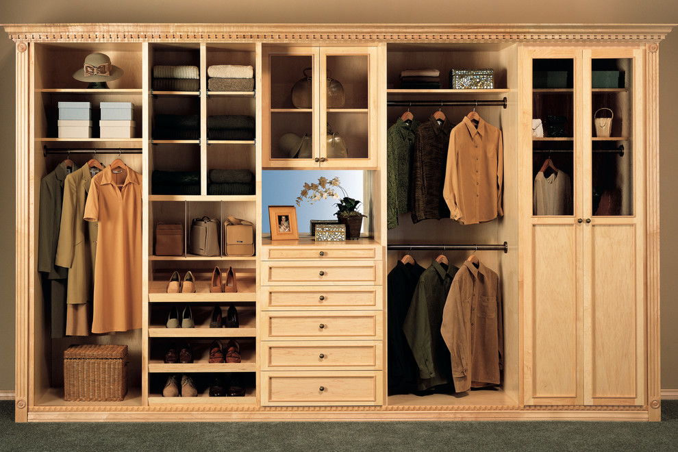 На фото: шкаф в нише среднего размера, унисекс с фасадами с выступающей филенкой, бежевыми фасадами, ковровым покрытием и серым полом