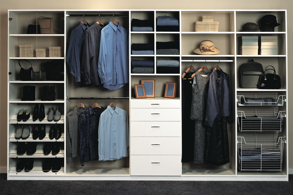 Diseño de armario unisex de tamaño medio con armarios con paneles lisos, puertas de armario blancas, moqueta y suelo gris