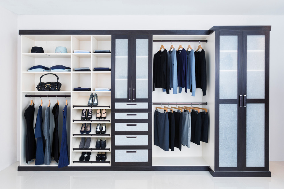 Ejemplo de armario unisex de tamaño medio con armarios con rebordes decorativos, puertas de armario azules y suelo blanco