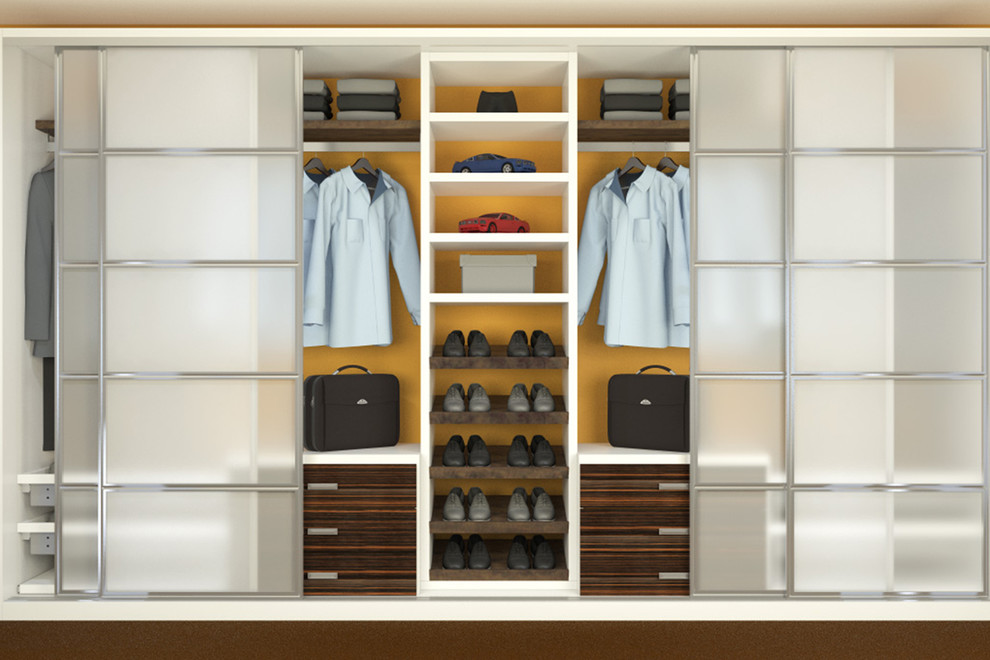 Modelo de armario de tamaño medio con armarios con paneles lisos, puertas de armario de madera en tonos medios, moqueta y suelo marrón