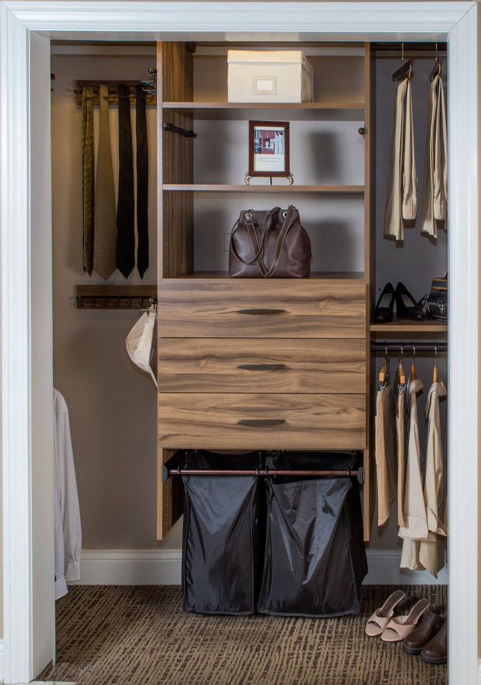 Foto de armario de hombre moderno pequeño con armarios abiertos, moqueta y puertas de armario de madera oscura