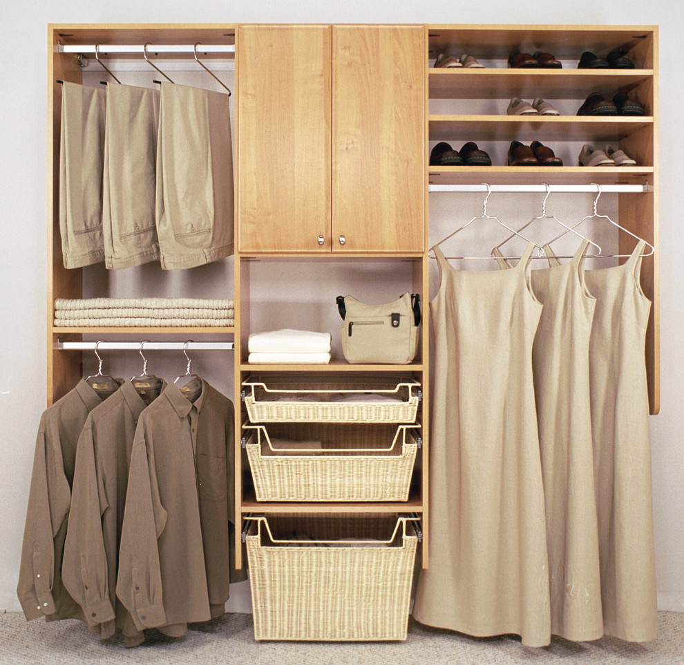 Cette image montre un petit placard dressing minimaliste en bois clair neutre avec un placard sans porte et moquette.