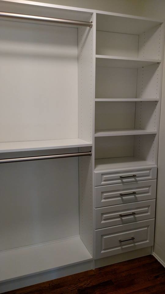 Ejemplo de armario unisex moderno pequeño con armarios con paneles con relieve, puertas de armario blancas y suelo de madera oscura