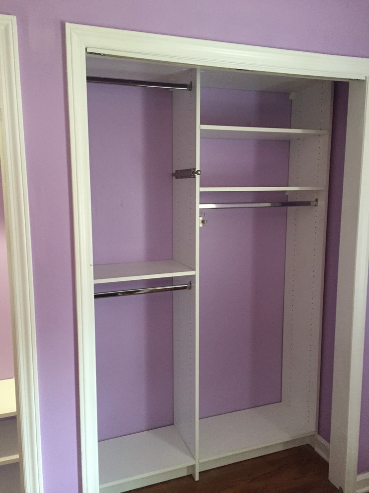 Diseño de armario de mujer clásico renovado pequeño con armarios abiertos, puertas de armario blancas y suelo de madera oscura